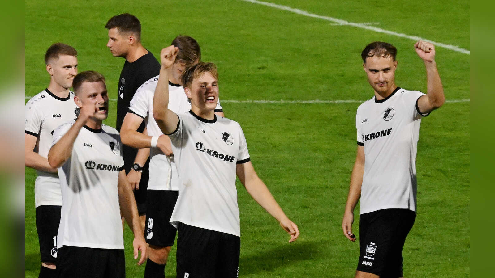 Spieler des SC Spelle-Venhaus jubeln nach einem Treffer beim Oberliga-Spiel in Lohne