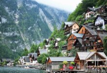 Ortschaft am See in den österreichischen Alpen