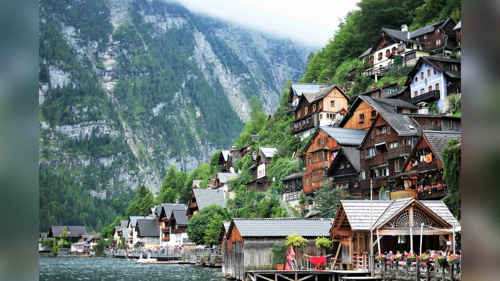 Ortschaft am See in den österreichischen Alpen