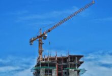 Baustelle eines Wohngebäudes mit Kran