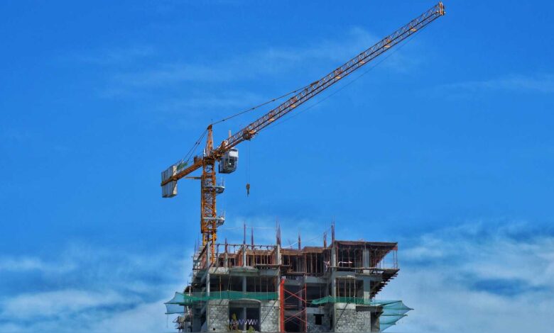 Baustelle eines Wohngebäudes mit Kran
