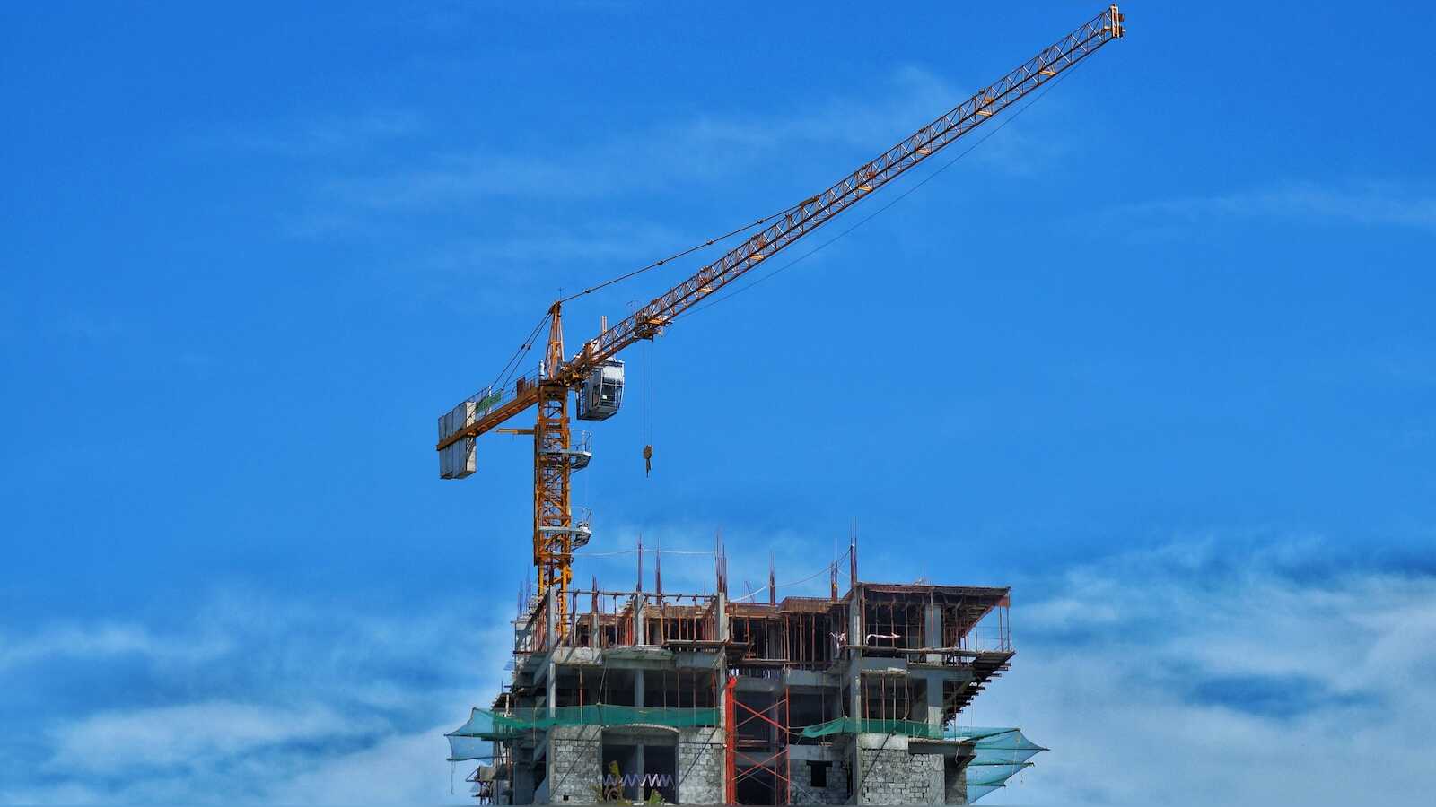 Baustelle eines Wohngebäudes mit Kran