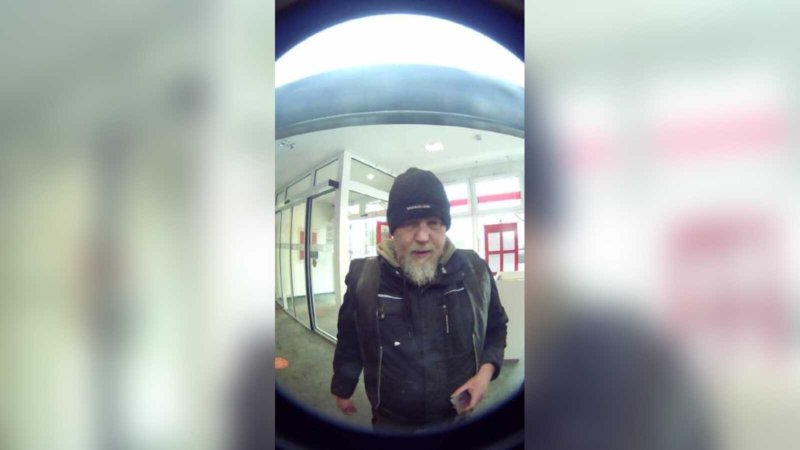 Aufnahme einer Überwachungskamera an einem Geldautomaten, die Polizei fahndet nach dem abgebildeten Mann