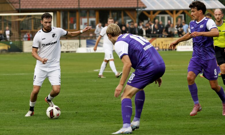 Artem Popov vom SC Spelle-Venhaus am Ball