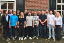 Die Absolventen des Lehrgangs Geprüfte/r Industriemeister/in Metall mit Vorstandsvorsitzendem Lambert Blömers, Koordinatorin Bettina Mundt und den Dozenten Edgar Züwerink und Florian Paul