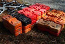 Gestapelte Absperrbaken an einer Baustelle