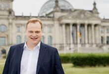 Bundestagsabgeordneter Albert Stegemann vor dem Reichstagsgebäude in Berlin