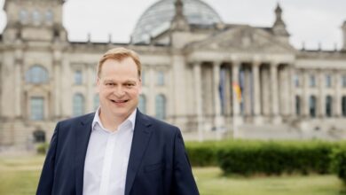 Bundestagsabgeordneter Albert Stegemann vor dem Reichstagsgebäude in Berlin