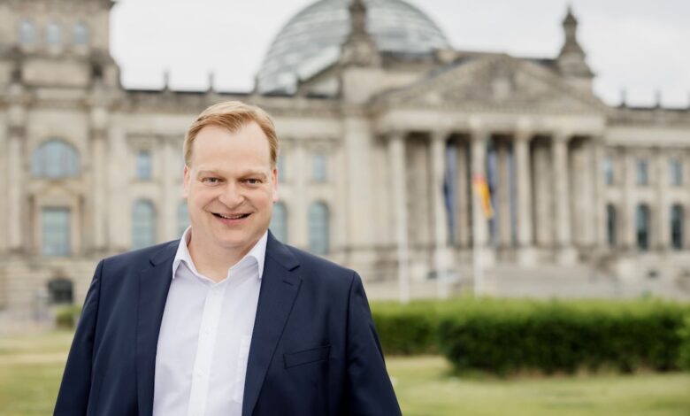 Bundestagsabgeordneter Albert Stegemann vor dem Reichstagsgebäude in Berlin