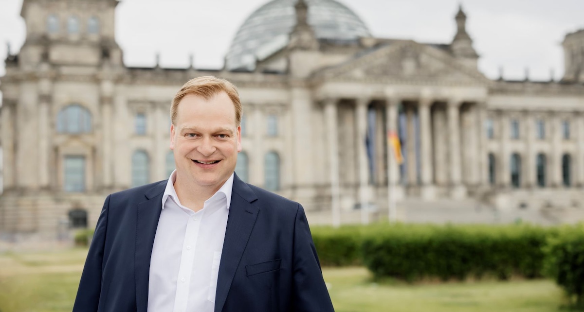 Bundestagsabgeordneter Albert Stegemann vor dem Reichstagsgebäude in Berlin