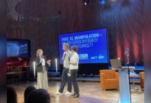 NDR-Moderator Arne-Torben Voigts im Gespräch mit NDR-Landesfunkhausdirektorin Andrea Lütke und der Verbandsdirektorin des Landesverbands der Volkshochschulen Niedersachsens im NDR-Landesfunkhaus Hannover