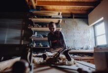 Junger Mann arbeitet an einem Werkstück in einer Werkstatt – Symbolbild für Ausbildung und Berufsorientierung
