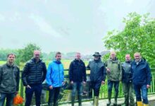 Projektbeteiligte der Unteren Wasserbehörde und des Sportfischervereins am renaturierten Elsbach