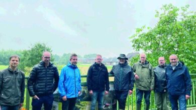 Projektbeteiligte der Unteren Wasserbehörde und des Sportfischervereins am renaturierten Elsbach