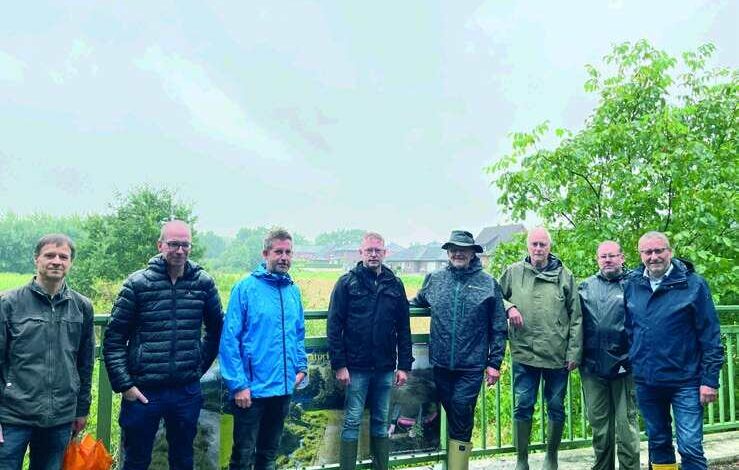 Projektbeteiligte der Unteren Wasserbehörde und des Sportfischervereins am renaturierten Elsbach