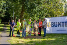 Auszubildende der Firma Bunte und Vertreter der Stadt Papenburg beim Start der Bauarbeiten am Lüttmannsweg