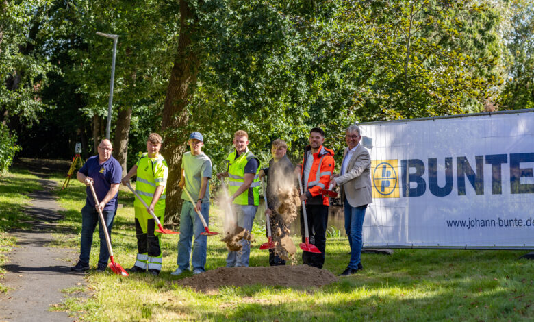Auszubildende der Firma Bunte und Vertreter der Stadt Papenburg beim Start der Bauarbeiten am Lüttmannsweg