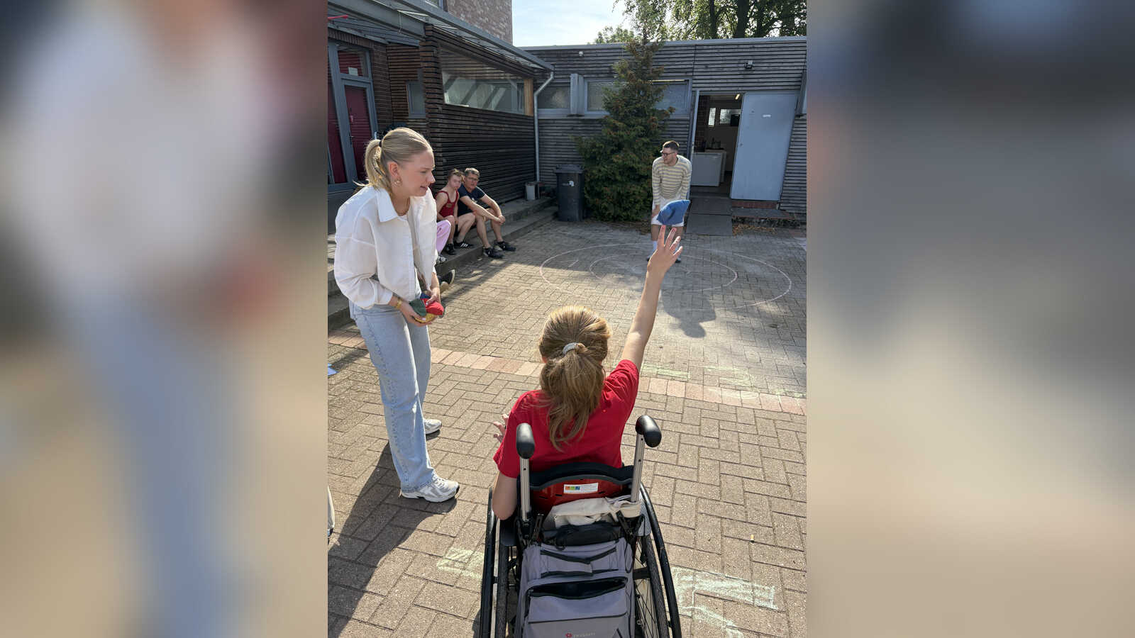 Kinder begrüßen das Maskottchen Drago beim Bewegungstag der Vechtetal Schule Nordhorn