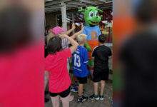 Eine Schülerin im Rollstuhl fängt beim Bewegungstag der Vechtetal Schule einen Ball