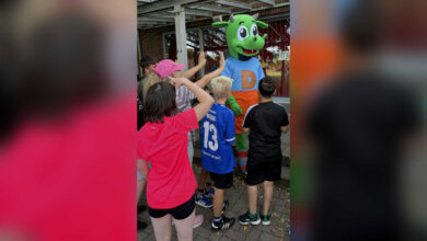 Eine Schülerin im Rollstuhl fängt beim Bewegungstag der Vechtetal Schule einen Ball