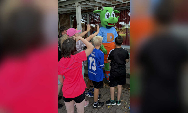 Eine Schülerin im Rollstuhl fängt beim Bewegungstag der Vechtetal Schule einen Ball