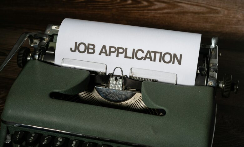 Symbolbild: Schriftzug Job Application als Sinnbild für Stellensuche und Arbeitsmarkt