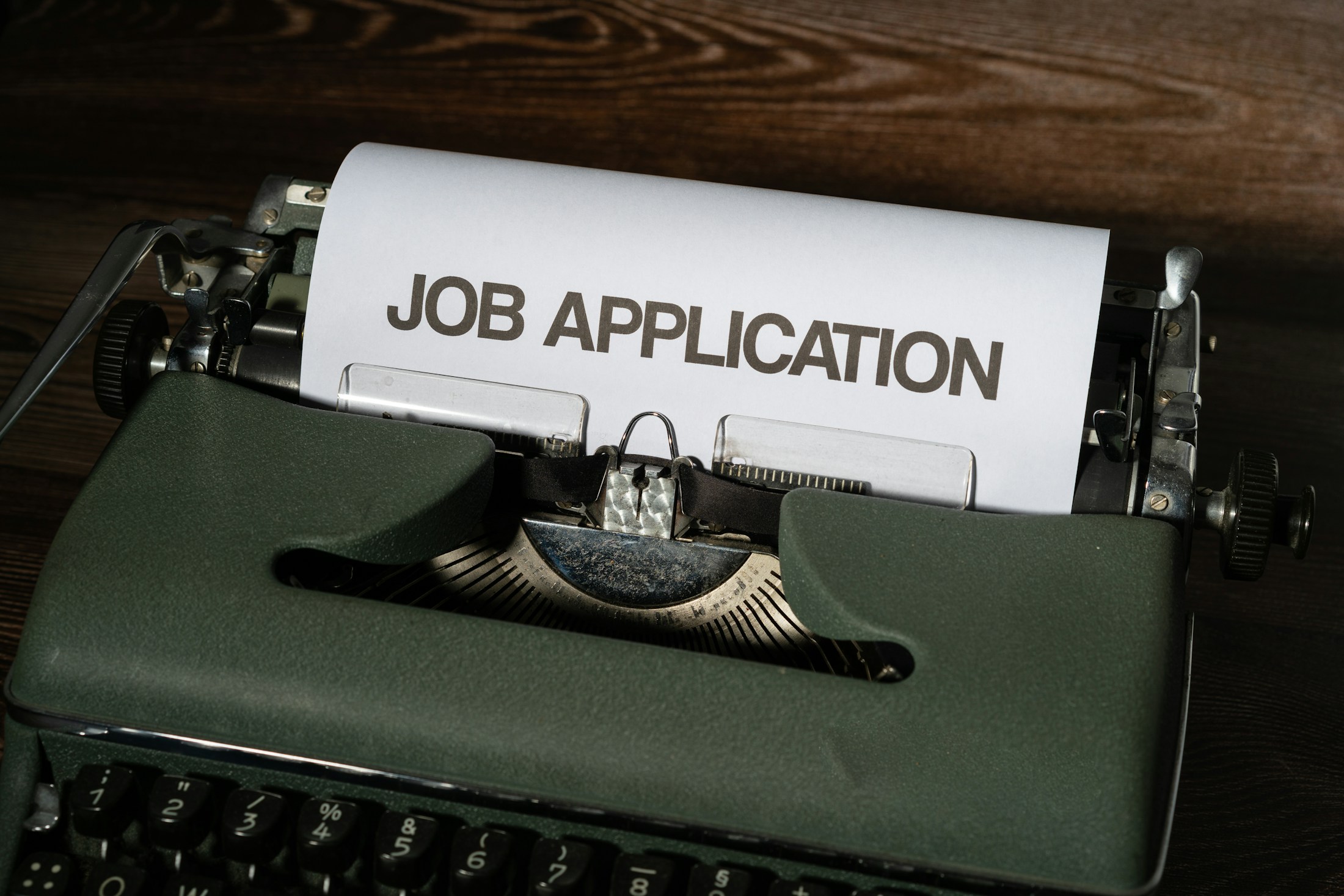 Symbolbild: Schriftzug Job Application als Sinnbild für Stellensuche und Arbeitsmarkt