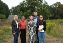 Karsten Behr und Christine Diemling von der Bingo-Umweltstiftung mit Sarah Dirksen, Christine Gößling-Preuß und Radka Lemmen auf dem Kossehof der VHS Meppen