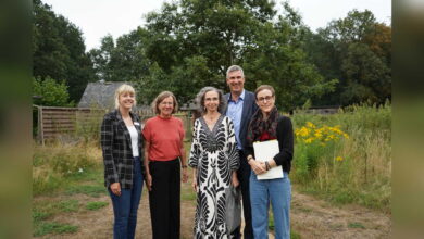 Karsten Behr und Christine Diemling von der Bingo-Umweltstiftung mit Sarah Dirksen, Christine Gößling-Preuß und Radka Lemmen auf dem Kossehof der VHS Meppen