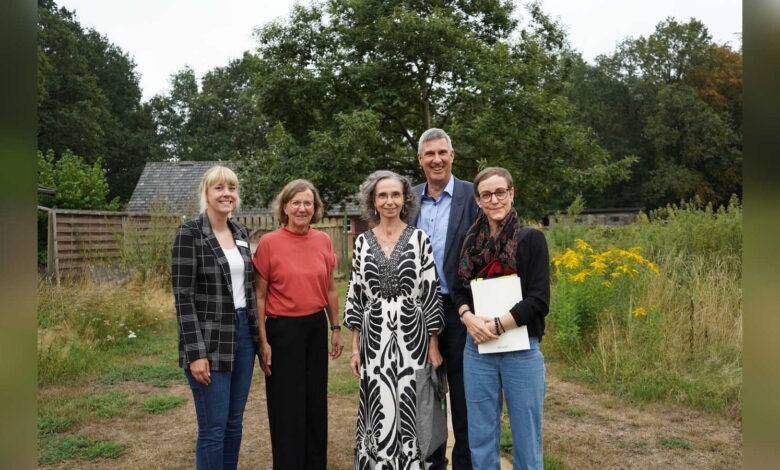 Karsten Behr und Christine Diemling von der Bingo-Umweltstiftung mit Sarah Dirksen, Christine Gößling-Preuß und Radka Lemmen auf dem Kossehof der VHS Meppen