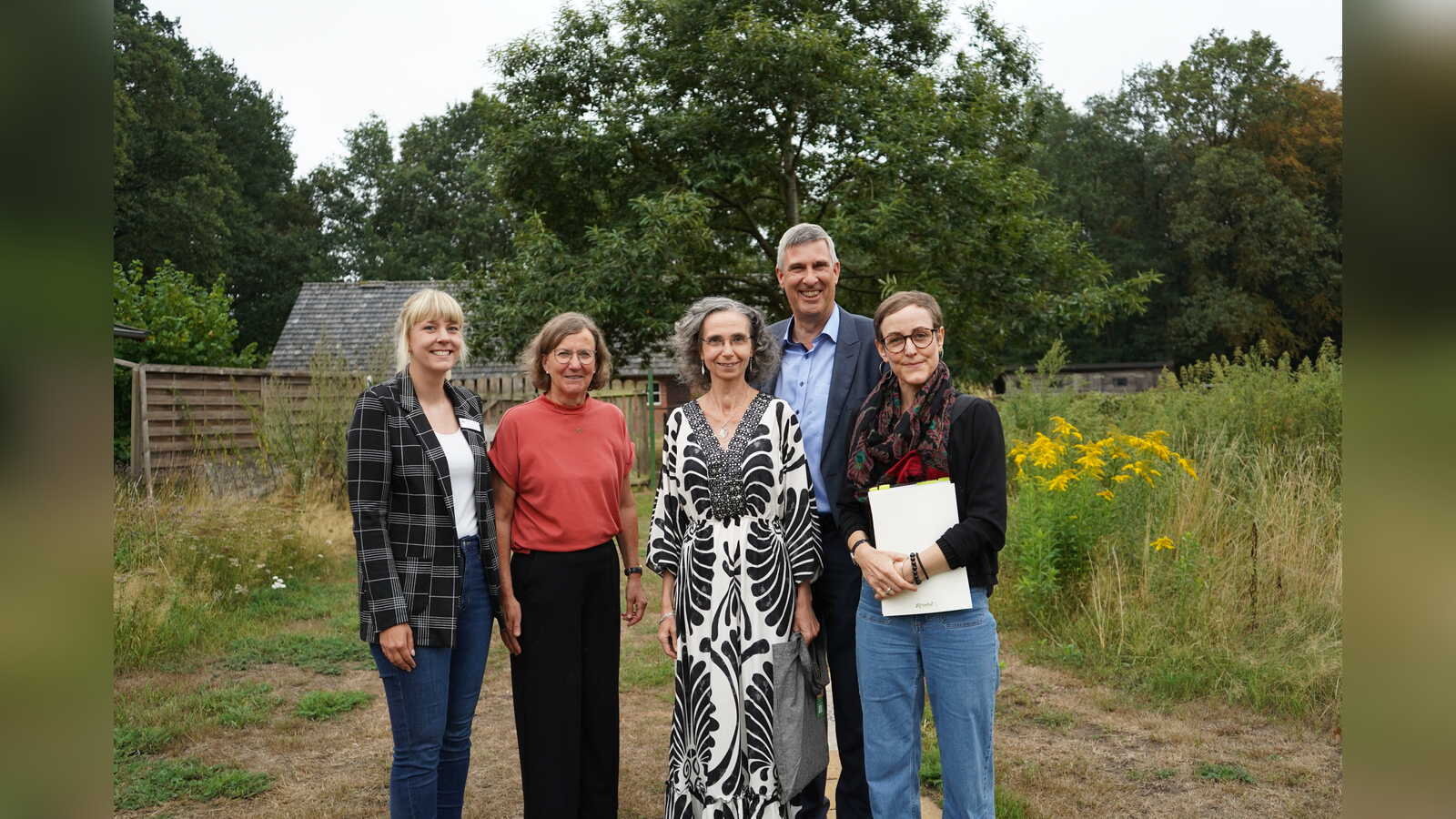 Karsten Behr und Christine Diemling von der Bingo-Umweltstiftung mit Sarah Dirksen, Christine Gößling-Preuß und Radka Lemmen auf dem Kossehof der VHS Meppen