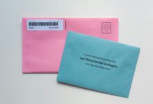 Ein blauer Briefumschlag liegt auf einem weißen Tisch