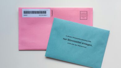 Ein blauer Briefumschlag liegt auf einem weißen Tisch