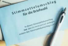 Briefwahlunterlagen mit Wahlschein auf einem Tisch