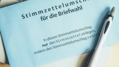 Briefwahlunterlagen mit Wahlschein auf einem Tisch