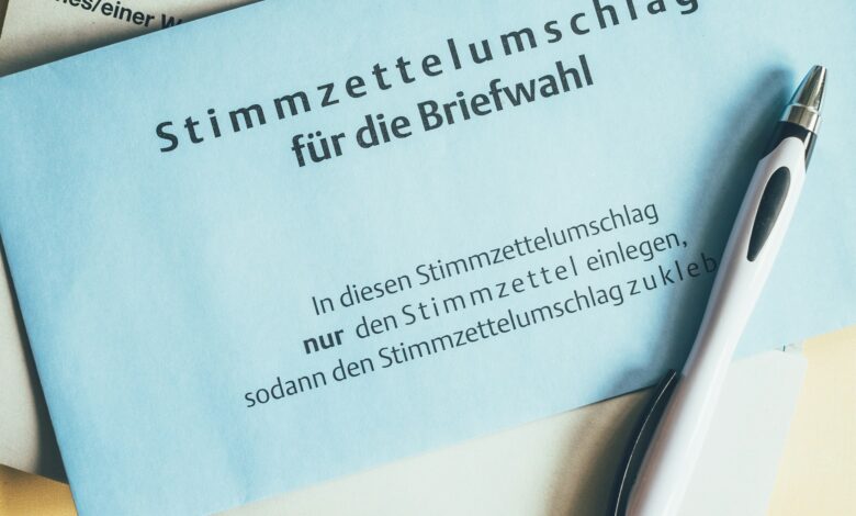 Briefwahlunterlagen mit Wahlschein auf einem Tisch