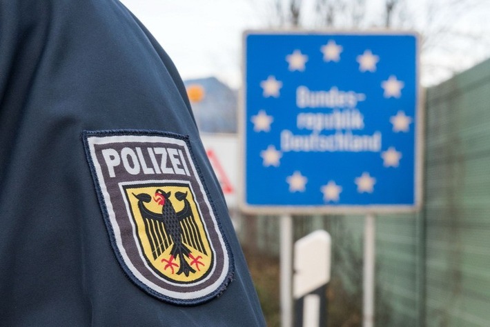 Beamte der Bundespolizei bei einer Grenzkontrolle (Symbolfoto)