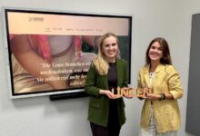 Caroline Ohmann von der Wirtschaftsförderung Lingen (links) besucht Gründerin Damaris Hahne
