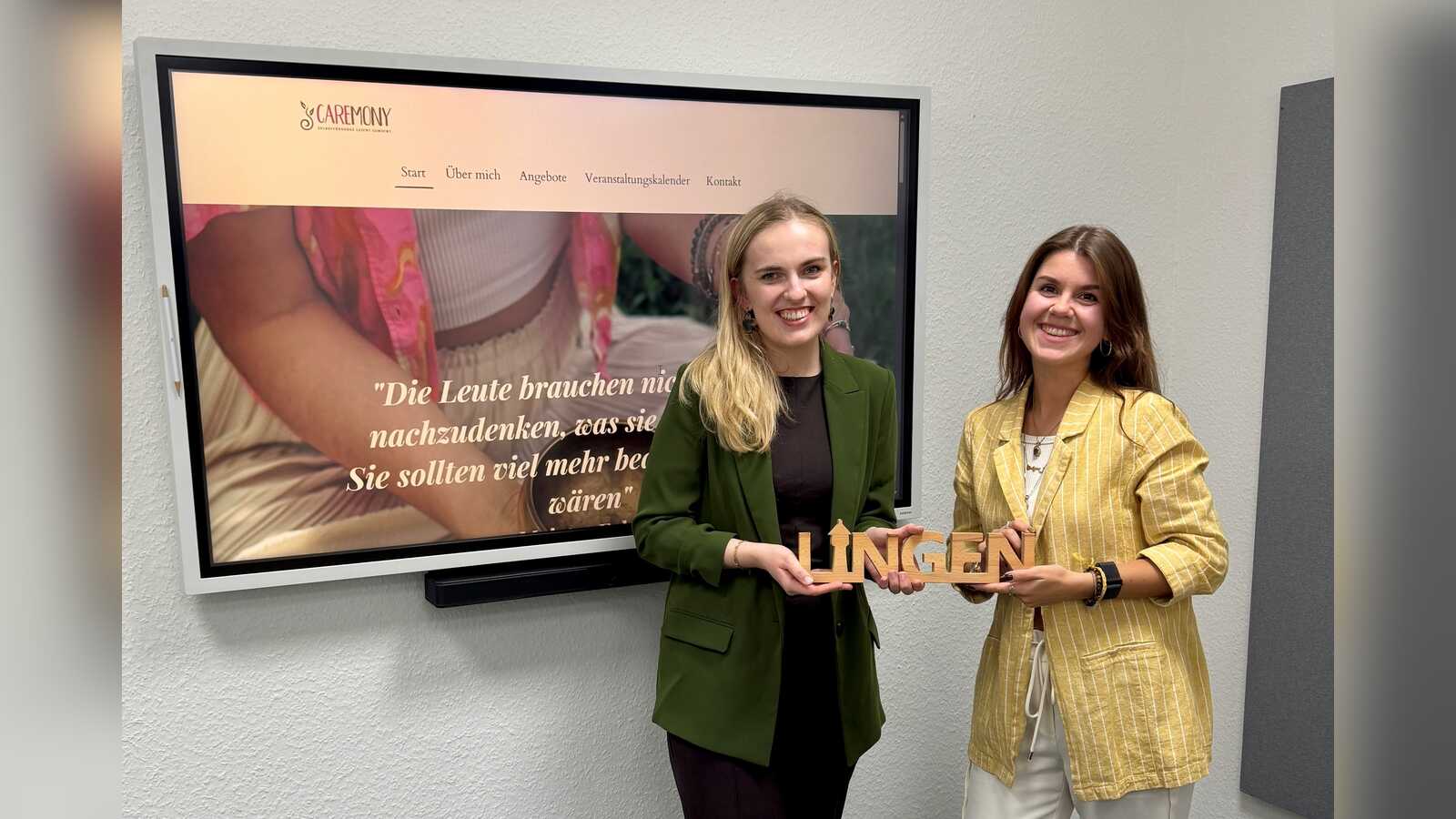 Caroline Ohmann von der Wirtschaftsförderung Lingen (links) besucht Gründerin Damaris Hahne