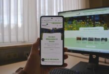 Smartphone-Bildschirm zeigt die Homepage der Gemeinde Geeste