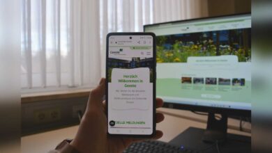 Smartphone-Bildschirm zeigt die Homepage der Gemeinde Geeste