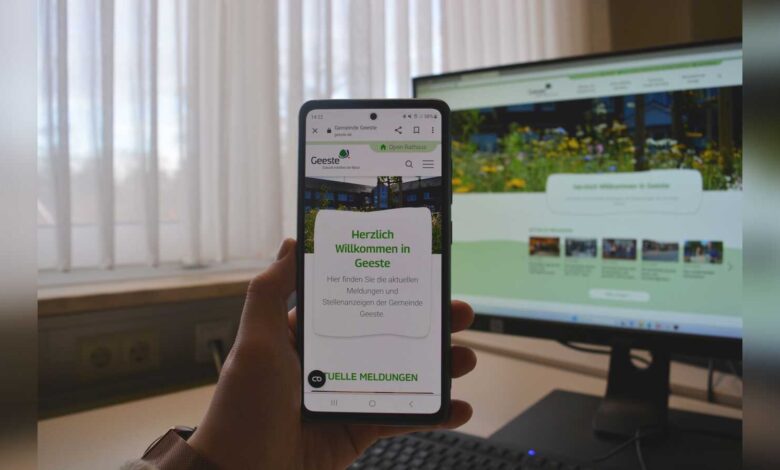 Smartphone-Bildschirm zeigt die Homepage der Gemeinde Geeste