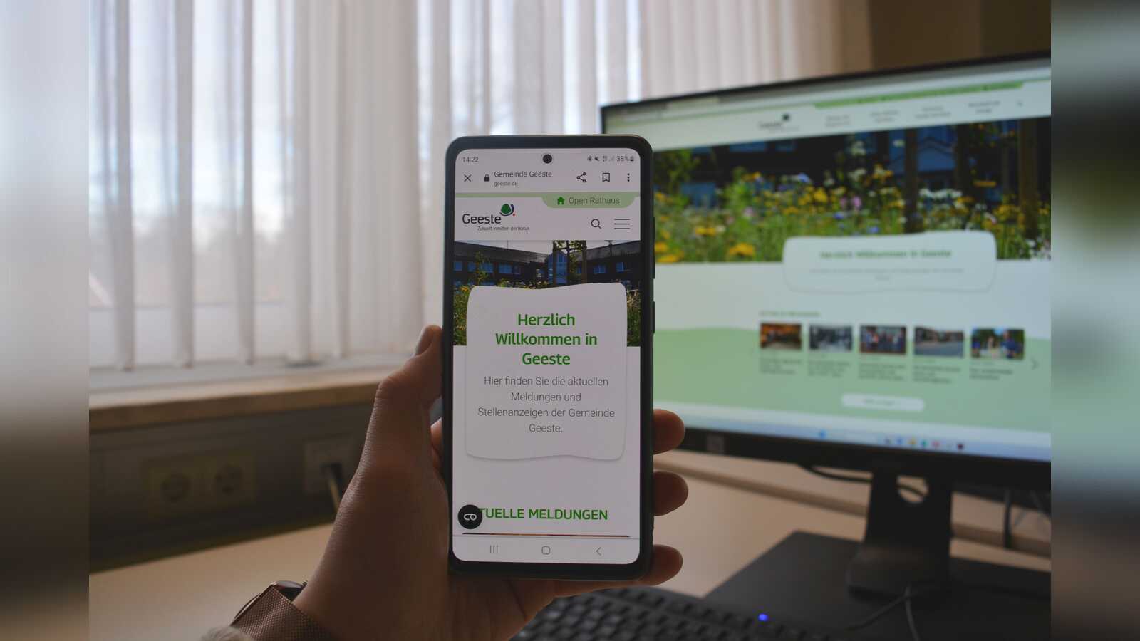 Smartphone-Bildschirm zeigt die Homepage der Gemeinde Geeste