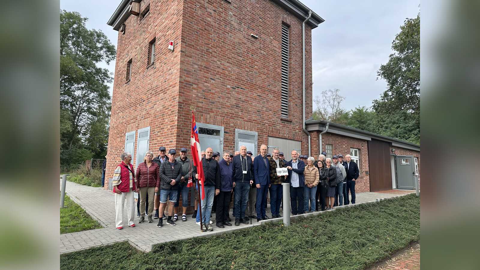 Die dänische Delegation vor dem Erinnerungsort Lager XII Dalum in Geeste