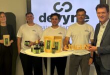 Sophia Gebken, die Devyne-Gesellschafter Vincent Brinker, Simon Brinker und Ernst Trapp sowie Oberbürgermeister Dieter Krone