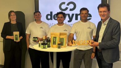 Sophia Gebken, die Devyne-Gesellschafter Vincent Brinker, Simon Brinker und Ernst Trapp sowie Oberbürgermeister Dieter Krone
