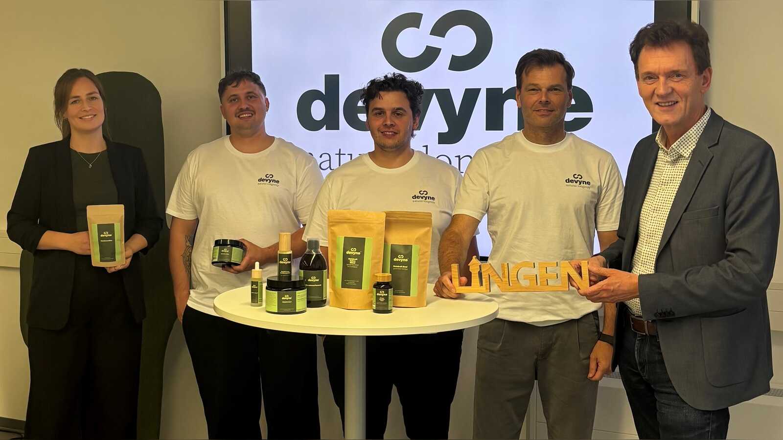 Sophia Gebken, die Devyne-Gesellschafter Vincent Brinker, Simon Brinker und Ernst Trapp sowie Oberbürgermeister Dieter Krone