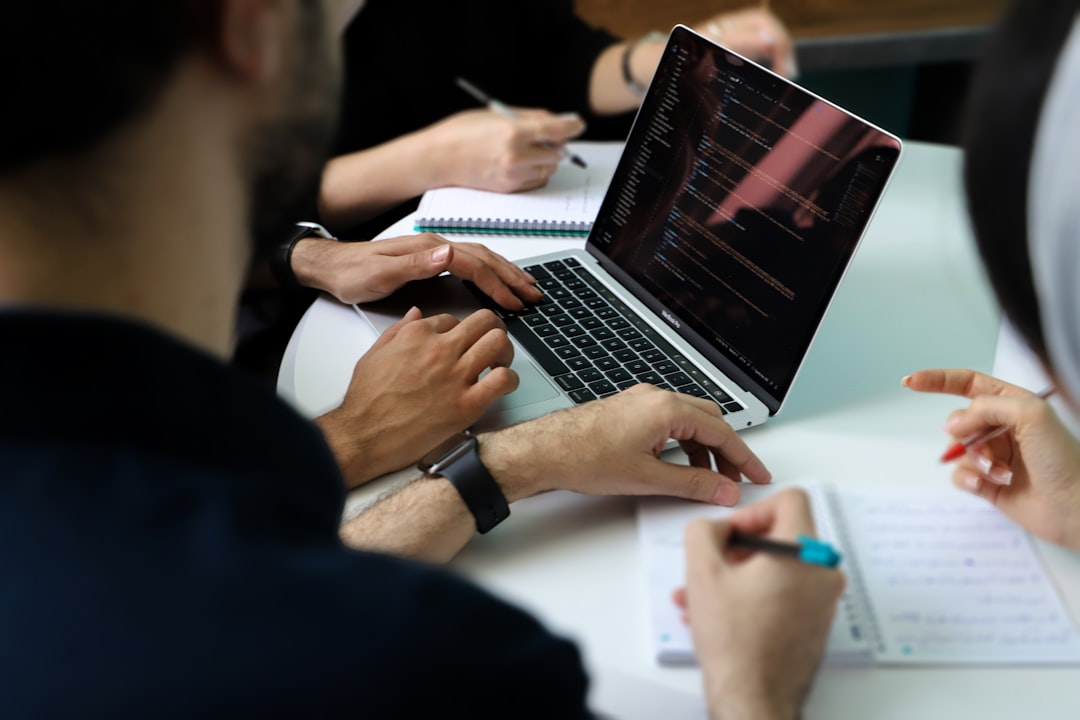 Symbolbild: Gruppe bespricht sich an einem Laptop bei einem digitalen Workshop