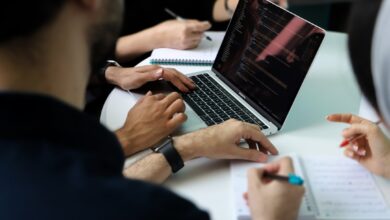 Symbolbild: Gruppe bespricht sich an einem Laptop bei einem digitalen Workshop