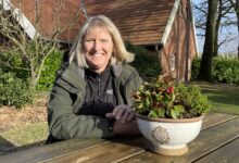 Dr. Silke Hirndorf, Naturparkführerin und Pilzcoach, leitet die Pilzwanderung der VHS Meppen am Kossehof